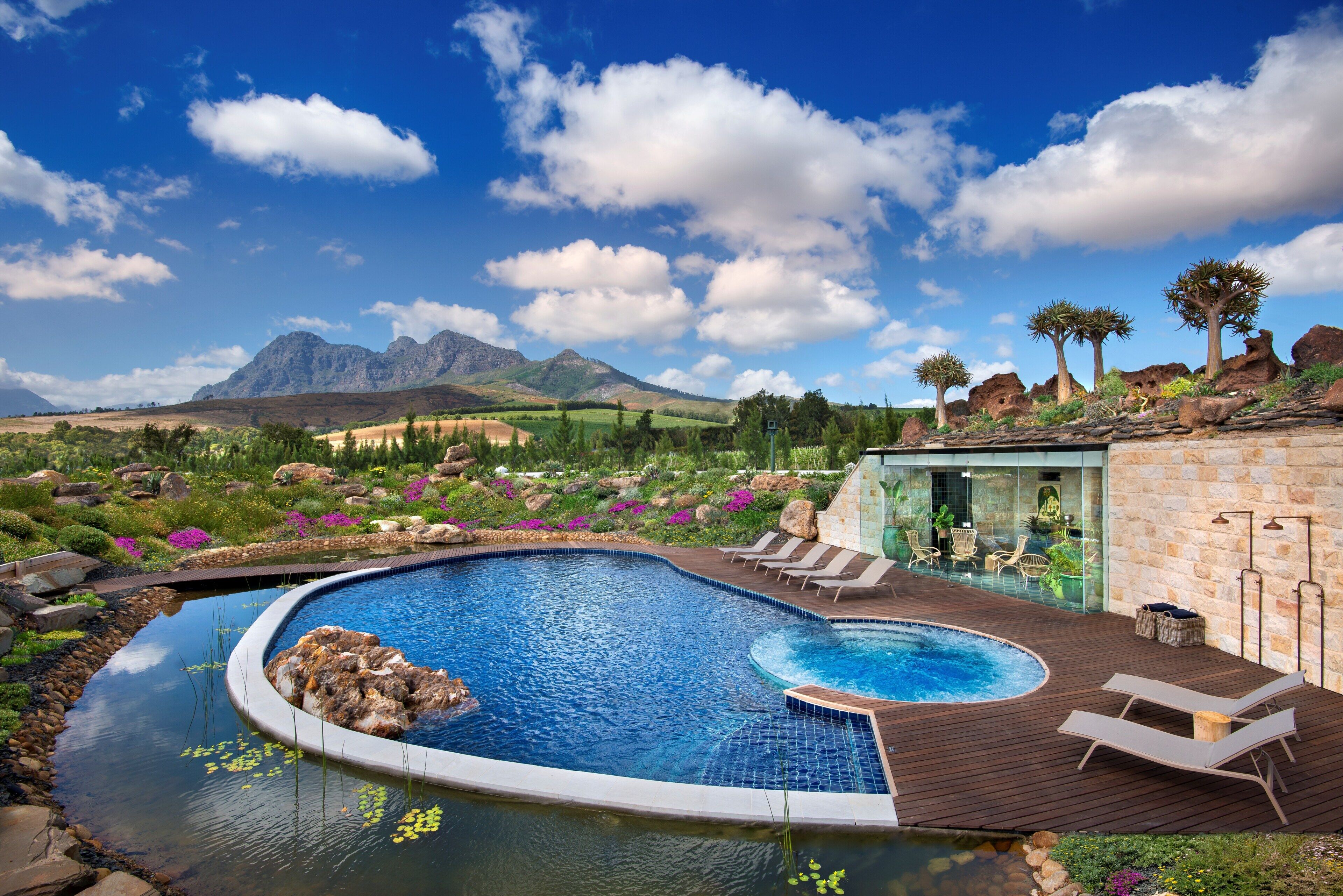 Piscina externa, espreguiçadeiras