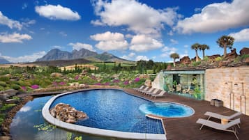 Piscine extérieure, chaises longues