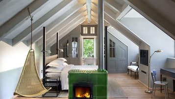 Suite (Farmhouse) | Living area | Flat-screen TV, fireplace