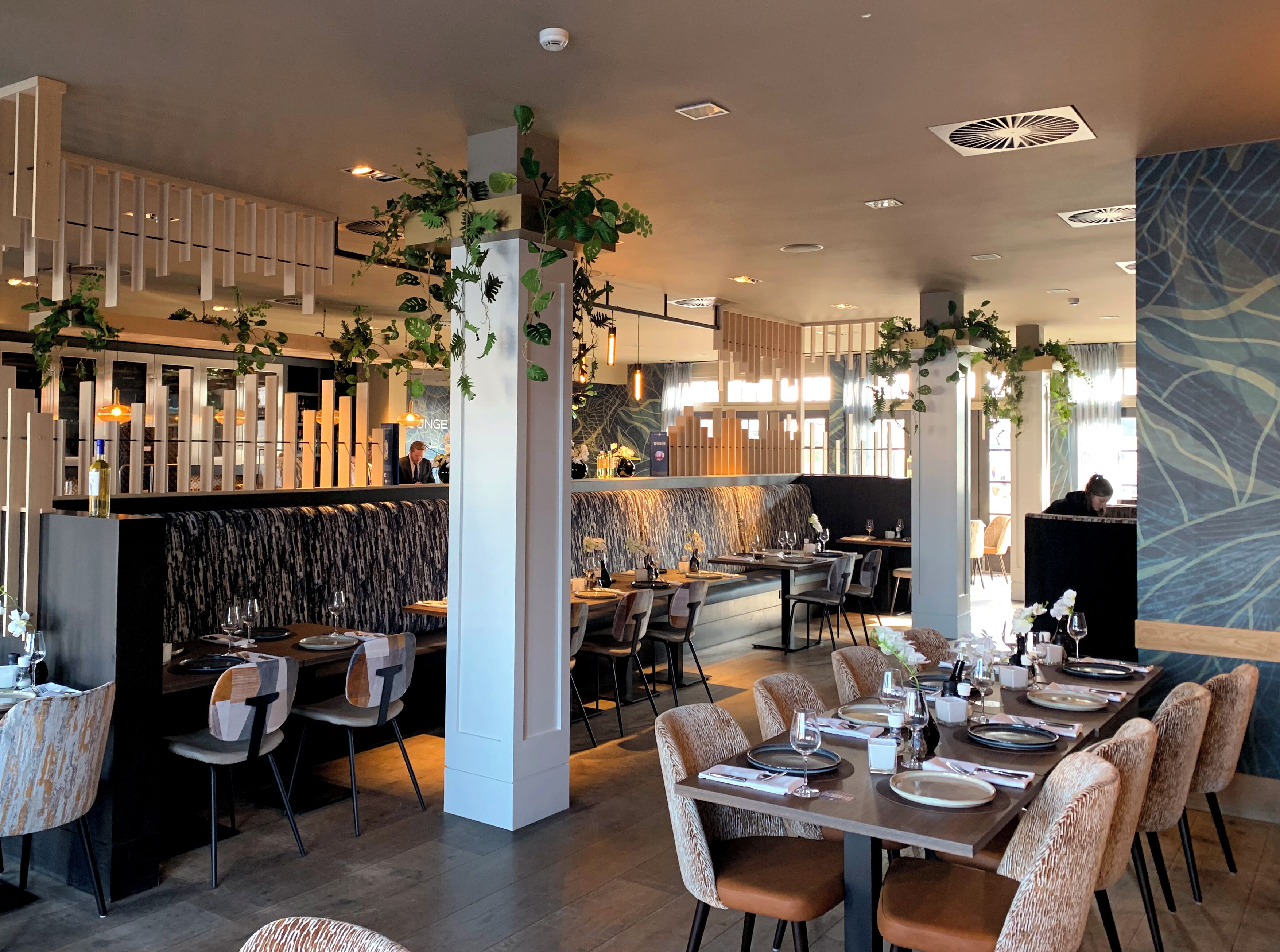 2 restauranter, lunsj og middag serveres, italienske retter