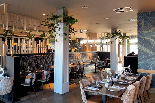 2 restaurants; lunch and dinner served