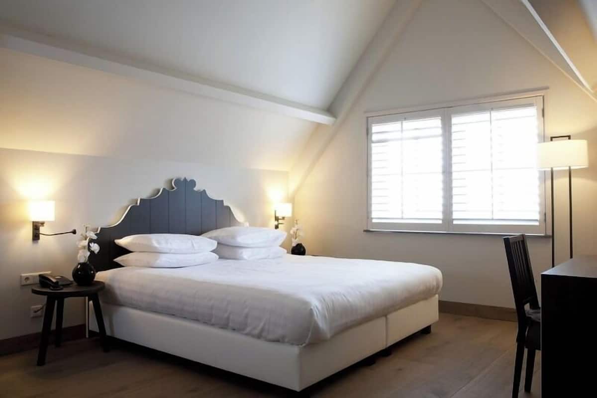 Premium bedding, in-room safe, individually decorated