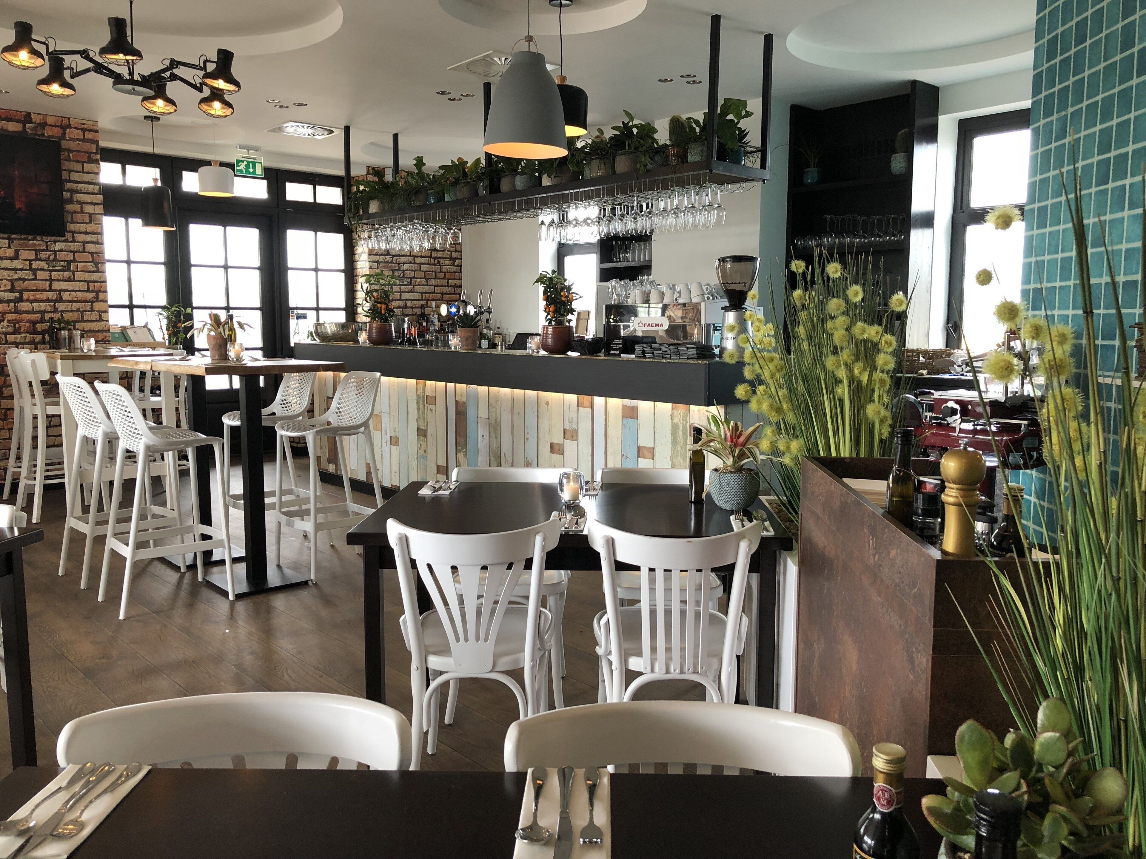 2 restaurants, lunch, dinner served; italian cuisine