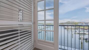 Comfort tweepersoonskamer, uitzicht op haven | Luxe beddengoed, een kluis op de kamer, individueel gedecoreerd