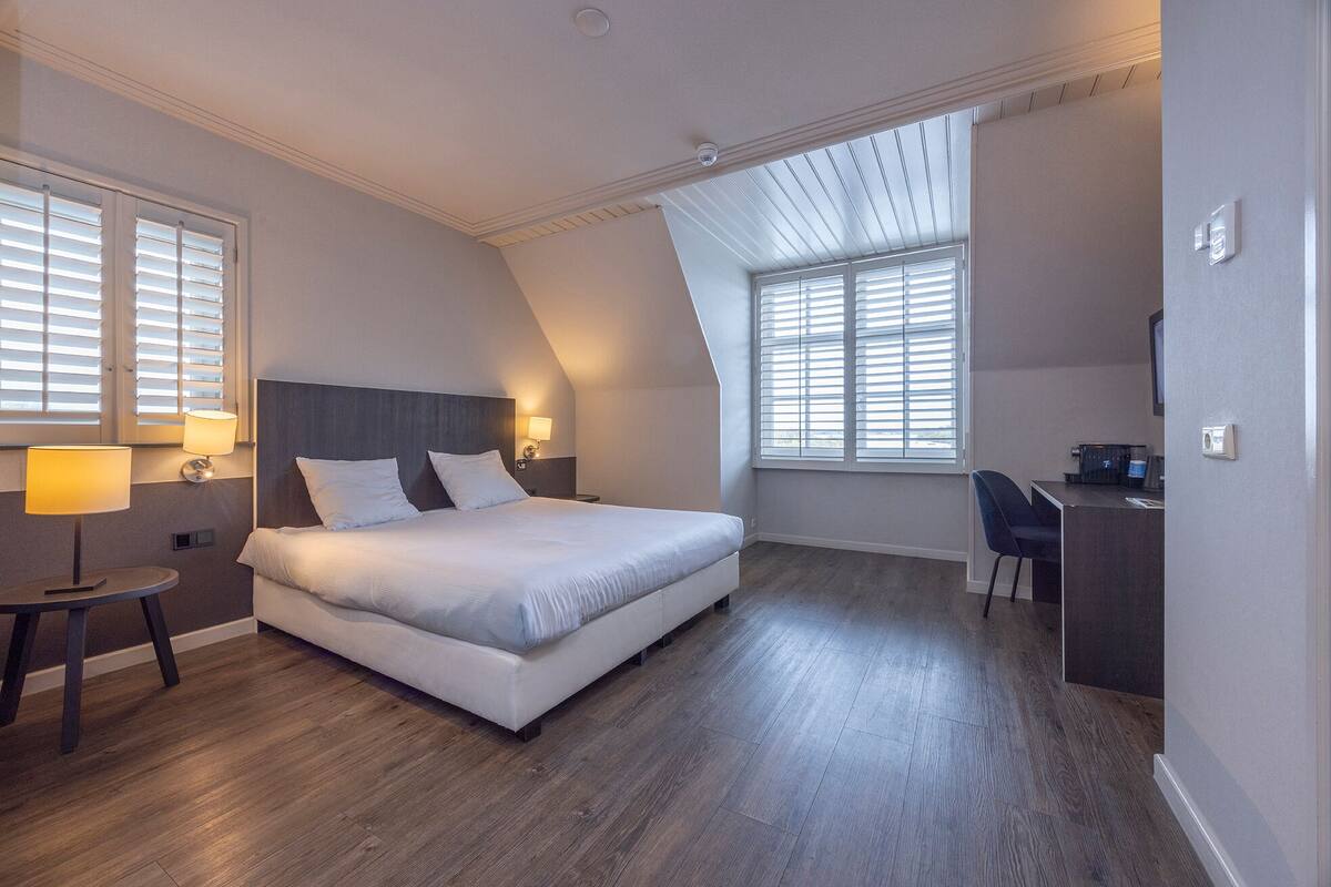 Comfort Room (plus) | Premium bedding, in-room safe, desk, iron/ironing board (on request)