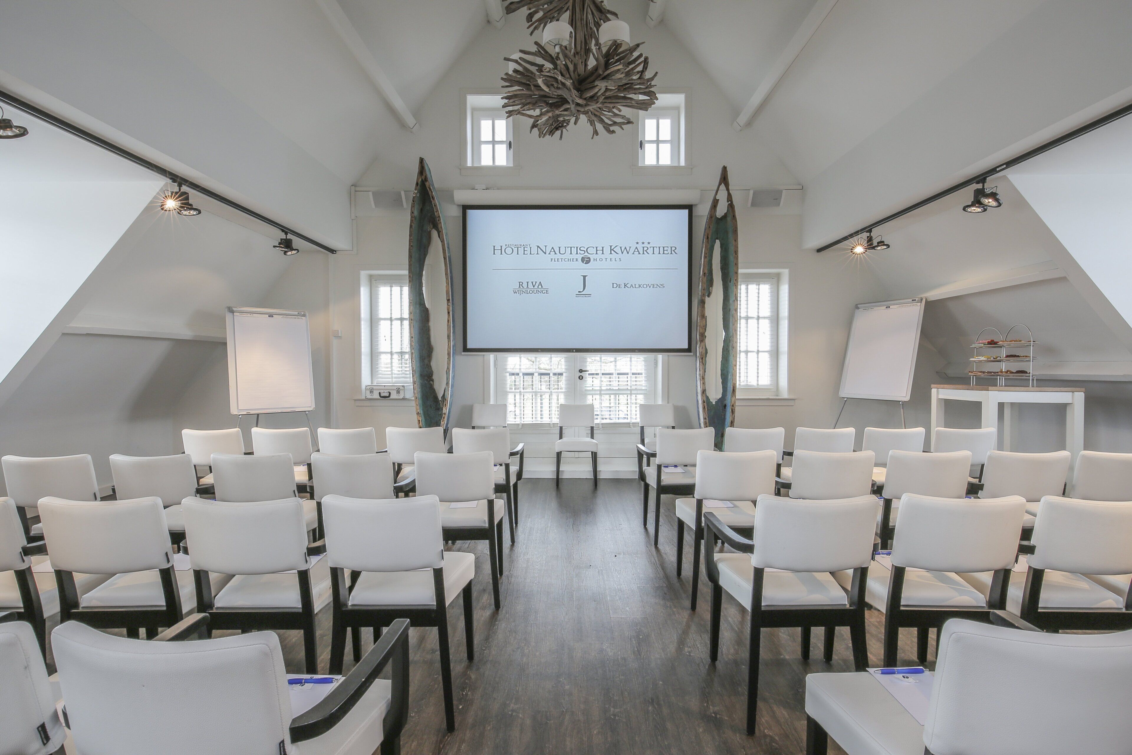 2 restaurants, lunch, dinner served; italian cuisine