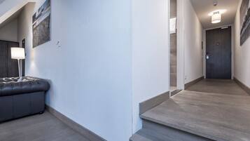 Un intérieur moderne avec un escalier, un canapé et une lampe.