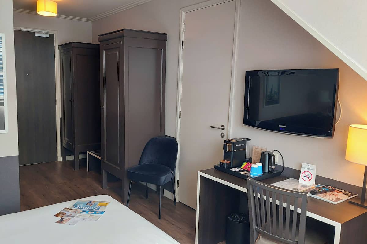 Premium bedding, in-room safe, individually decorated