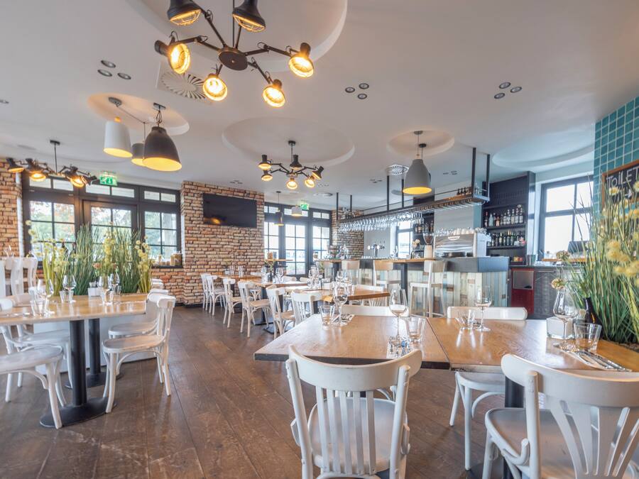 2 restaurants, lunch, dinner served; Italian cuisine