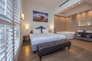 Suíte, vista para o lago | Roupas de cama premium, cofres nos quartos, individualmente decorados