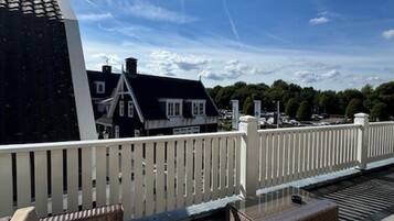 Ropa de cama de alta calidad y caja de seguridad en la habitación