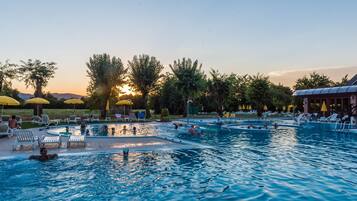 2 piscines couvertes, 2 piscines extérieures, parasols de plage