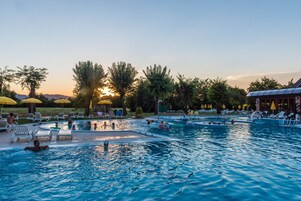 2 piscinas internas, 2 piscinas externas, guarda-sóis, espreguiçadeiras