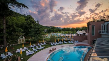 2 piscines couvertes, 2 piscines extérieures, parasols de plage