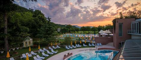 2 piscines couvertes, 2 piscines extérieures, parasols de plage