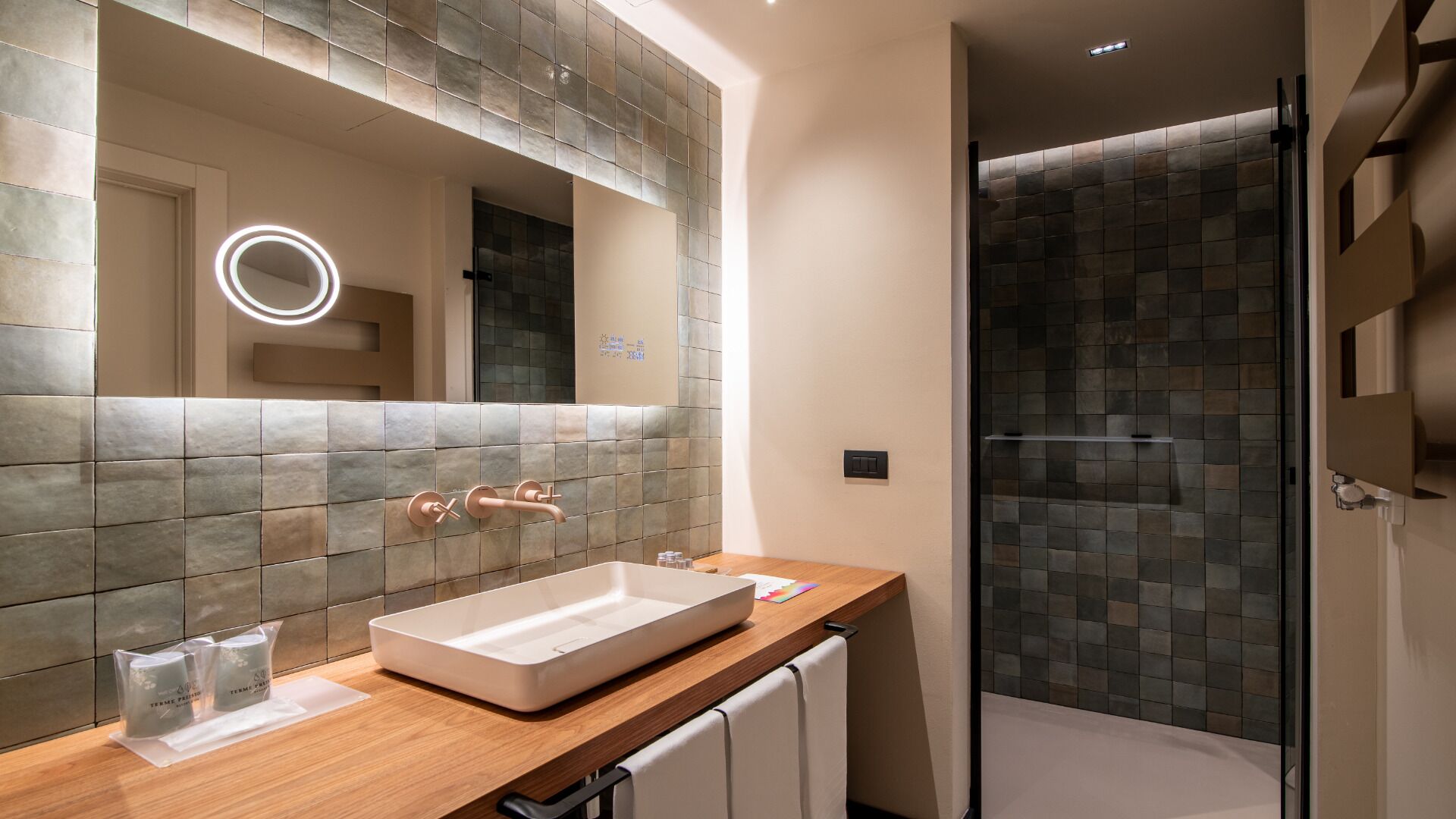 venda | bathroom | shower, rainfall showerhead, free toiletries, hair dryer