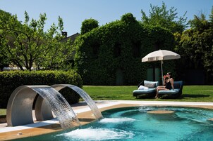 2 piscinas internas, 2 piscinas externas, guarda-sóis, espreguiçadeiras