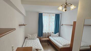 Kamar Double atau Twin Basic | Seprai antialergi dan didekorasi berbeda-beda