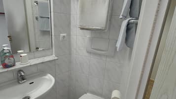 Pengering rambut dan handuk