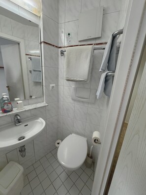 Sèche-cheveux, serviettes fournies