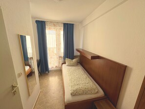 Single Room | Hypo-allergenic bedding, individually decorated, individually furnished - Hostel Heinzelmännchen (Cologne)