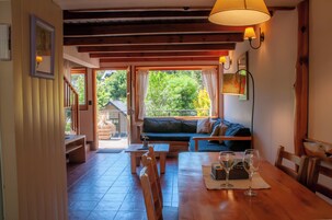 Apartment | In-room safe, laptop workspace, free WiFi