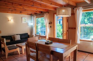 Apartment | Living area | 32-inch LED TV with cable channels, TV, pay films - Las Cumbres Apart & Suites (San Martín de los Andes)