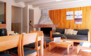 Apartamento | Zona de estar | Televisión LED de 32 pulgadas con canales por cable, una televisión