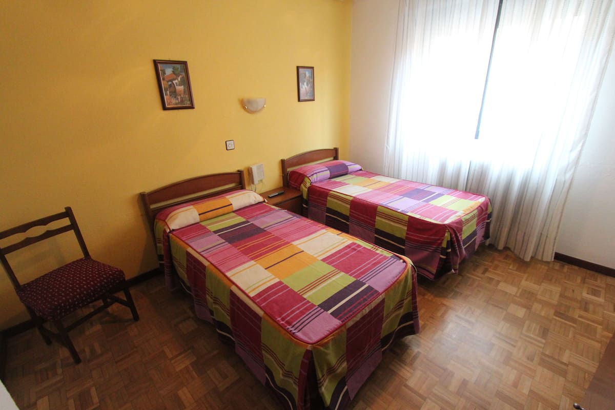 Chambre Confort avec lits jumeaux, 2 lits une place, salle de bains privée | 1 chambre, draps italiens Frette, literie de qualité supérieure