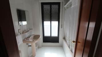 Habitación básica doble, 1 cama doble, baño privado, vistas a la ciudad | Baño | Ducha y bañera combinadas y bañera profunda