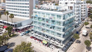 Un hôtel à plusieurs étages doté d’espaces de détente en plein air et d’un bar sur le toit.