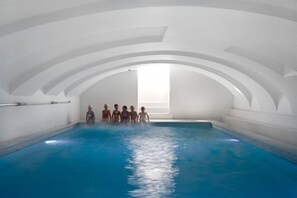 Una piscina cubierta