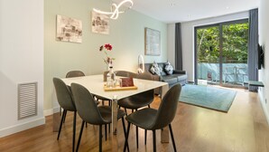 Leilighet – standard, 2 soverom (6 Persons) | Oppholdsområde | En 32-tommers Flatskjerm-TV med Parabol-TV samt LCD-TV og DVD-spiller