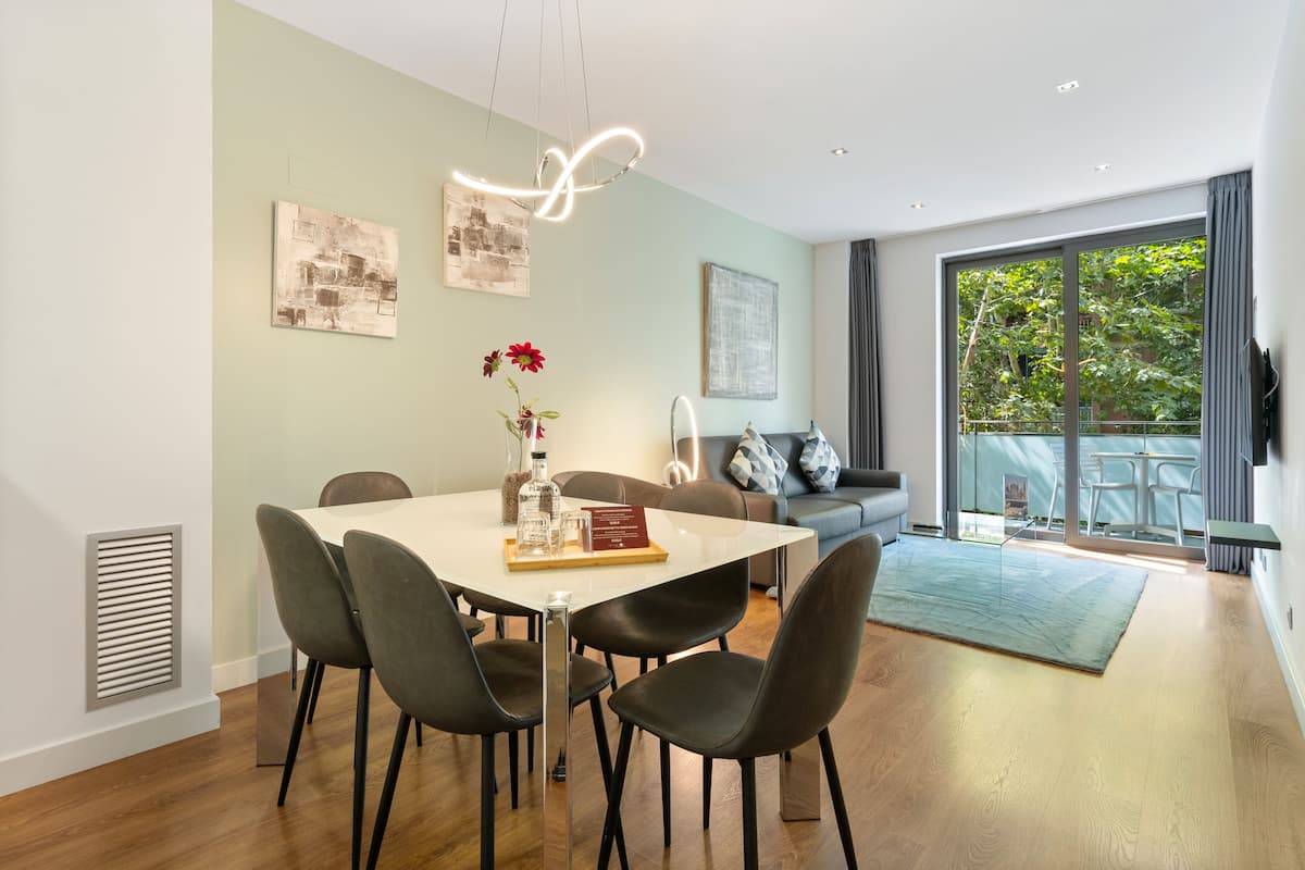 Standard-Apartment, 2 Schlafzimmer (6 Persons) | Wohnbereich | 32-Zoll-Flachbildfernseher mit Satellitenempfang, LCD-Fernseher