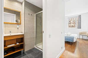 高級公寓, 4 間臥室, 城市景觀 (8 people) | 浴室 | 淋浴設備、吹風機、拖鞋、毛巾