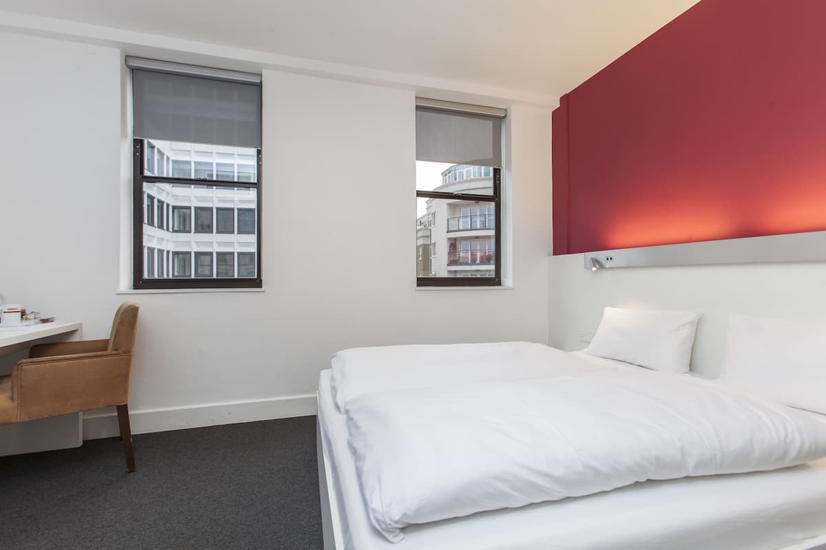 1 Schlafzimmer, hochwertige Bettwaren, Pillowtop-Betten, Schreibtisch