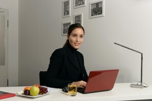 Télévision de 32 pouces avec chaînes par satellite, films à la carte