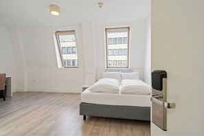 Queen Room | 1 bedroom, premium bedding, pillowtop beds, desk