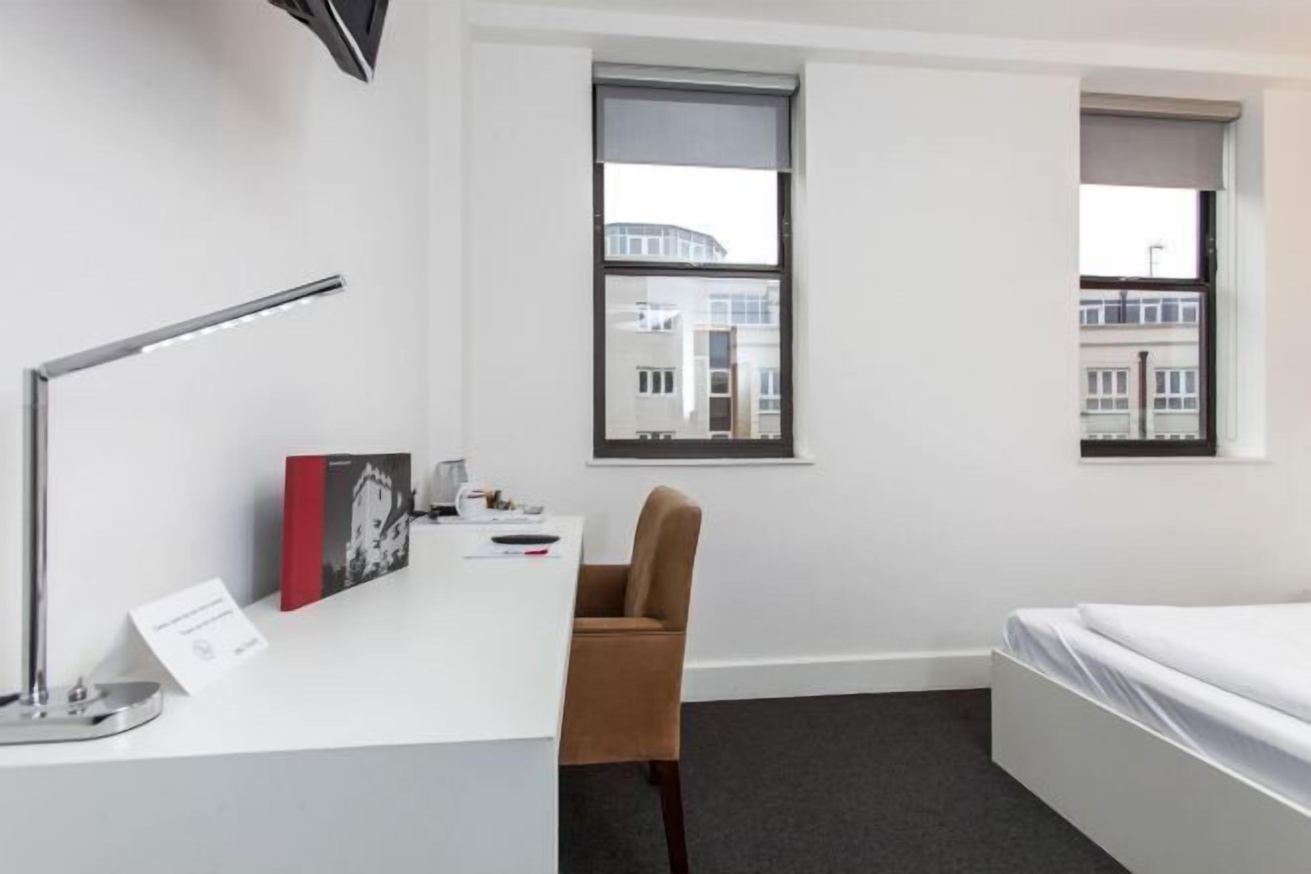 1 ห้องนอน, เครื่องนอนระดับพรีเมียม, เตียงพร้อมฟูกเสริมที่นอน, โต๊ะทำงาน