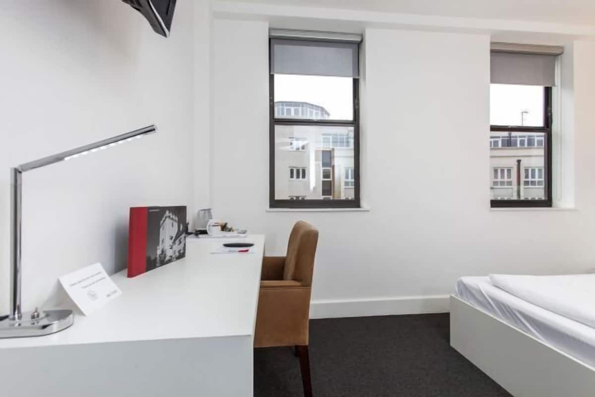 1 sovrum, sÀngtillbehör av högsta kvalitet, bÀddmadrasser och skrivbord