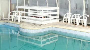 Alberca techada y alberca al aire libre por temporada