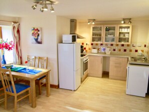 Full-sized fridge, microwave, oven, stovetop - Dolphin Bay Suites (Inverness)