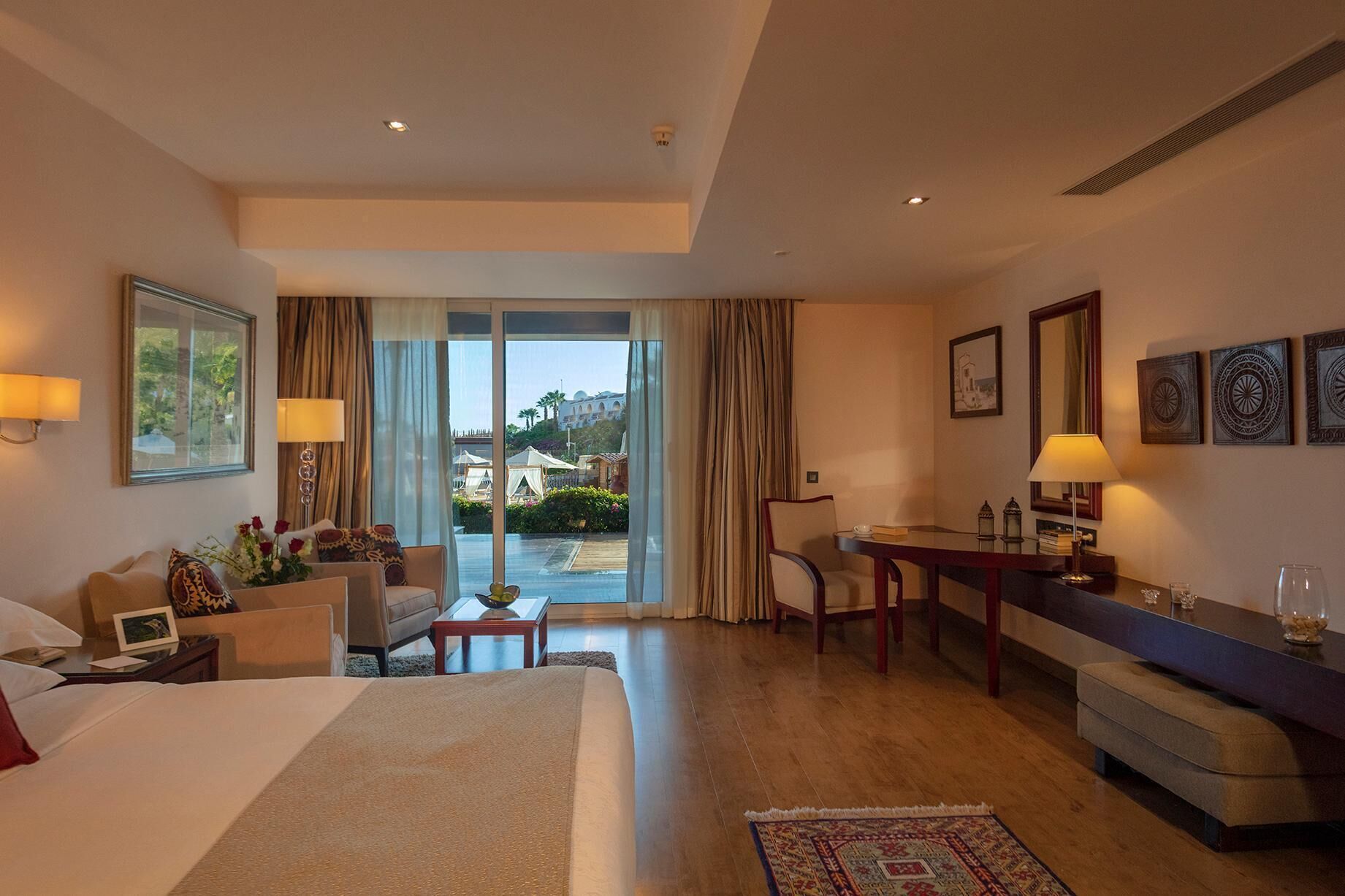 Superior-Zimmer, Mehrere Betten, Poolblick (Royal Savoy Two Bed Rooms with Lounge) | Bettwäsche aus ägyptischer Baumwolle, Allergikerbettwaren, Minibar