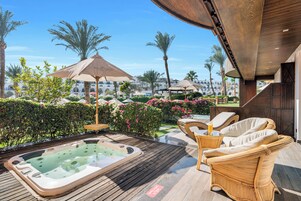 Suite, 1 cama de matrimonio grande, vistas a la piscina (Royal Savoy Suite with Lounge Access ) | Terraza o patio