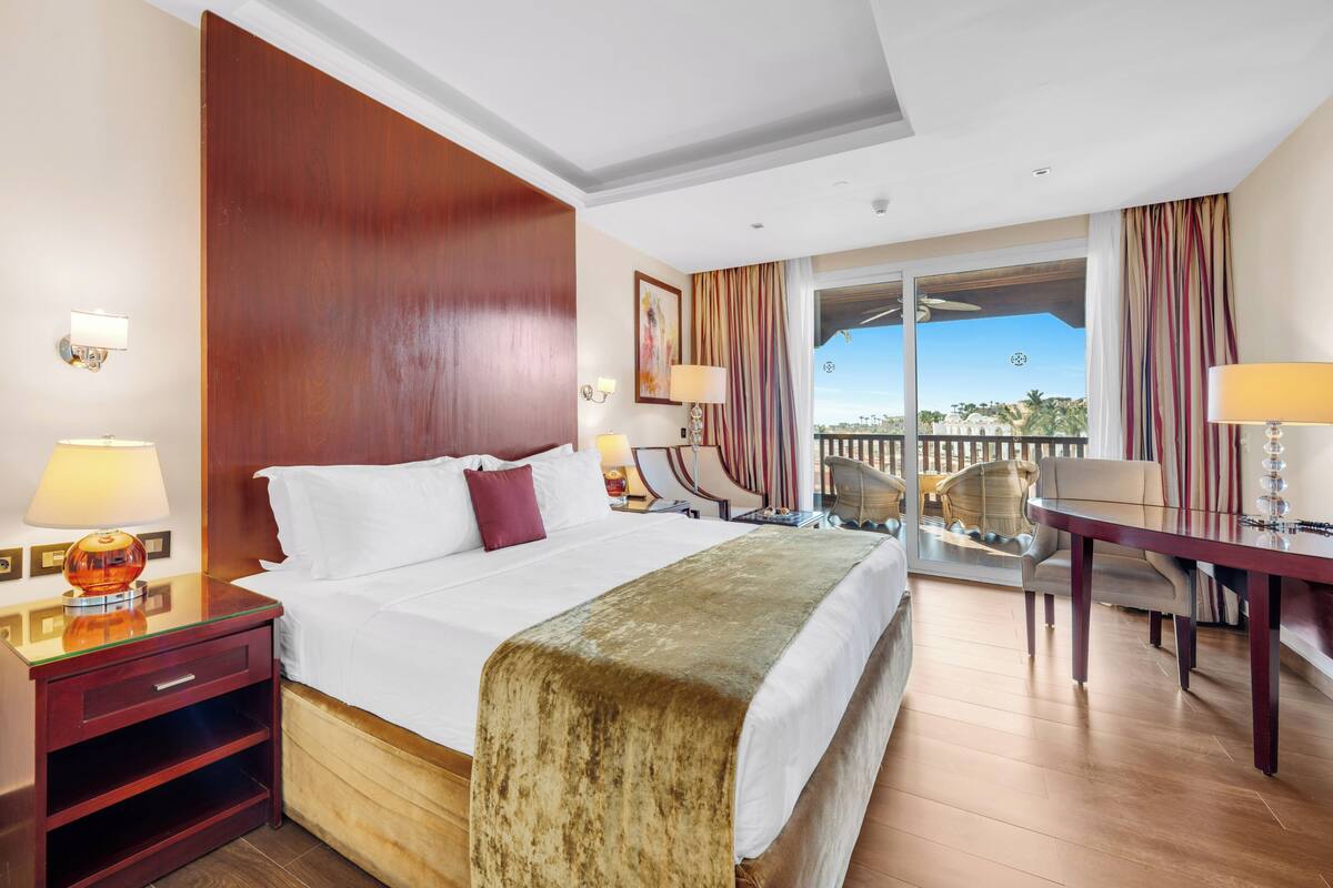 Egyptian cotton sheets, hypo-allergenic bedding, minibar, in-room safe