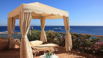 Am Strand, Cabañas (kostenlos), Liegestühle, Sonnenschirme