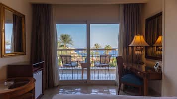 Habitación superior, varias camas, vista al mar (Cairo Villa) | Sábanas de algodón egipcio, ropa de cama hipoalergénica y minibar