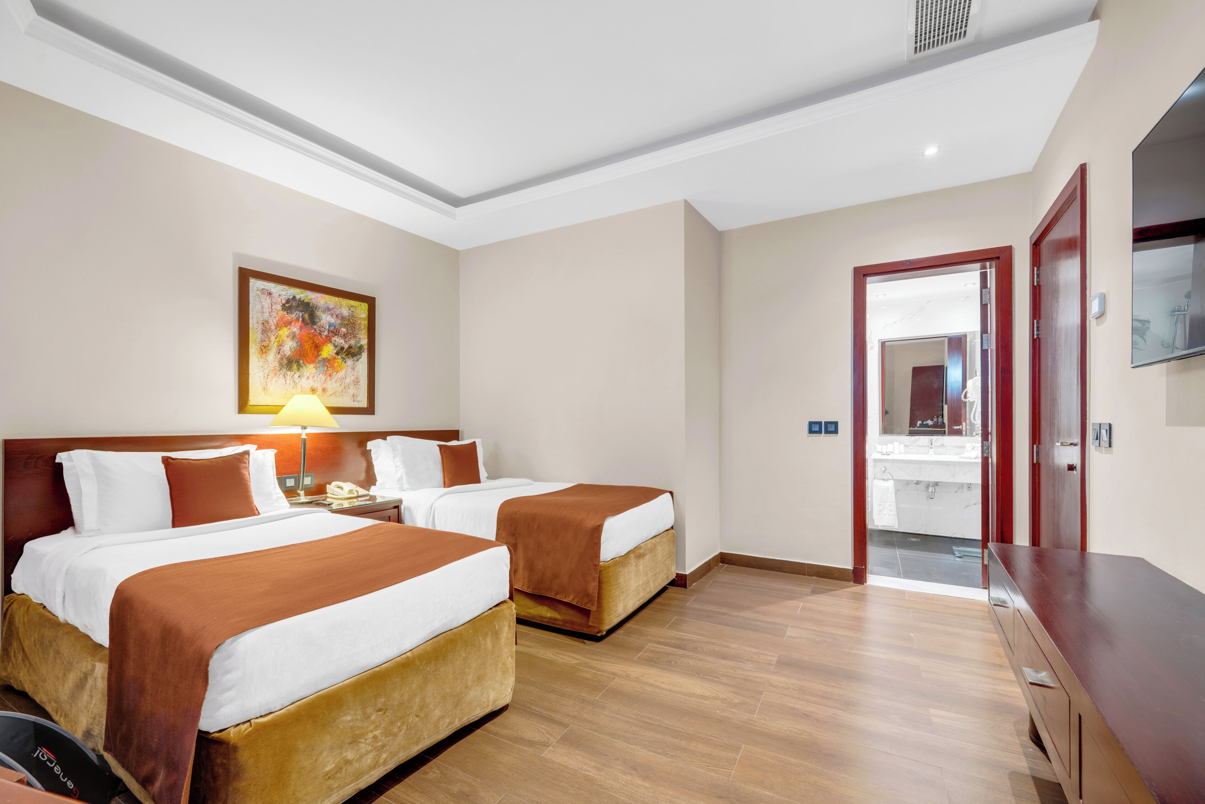 Habitación superior, 2 camas individuales (Royal Savoy Twin Bed with Lounge Acce) | Sábanas de algodón egipcio, ropa de cama hipoalergénica, minibar