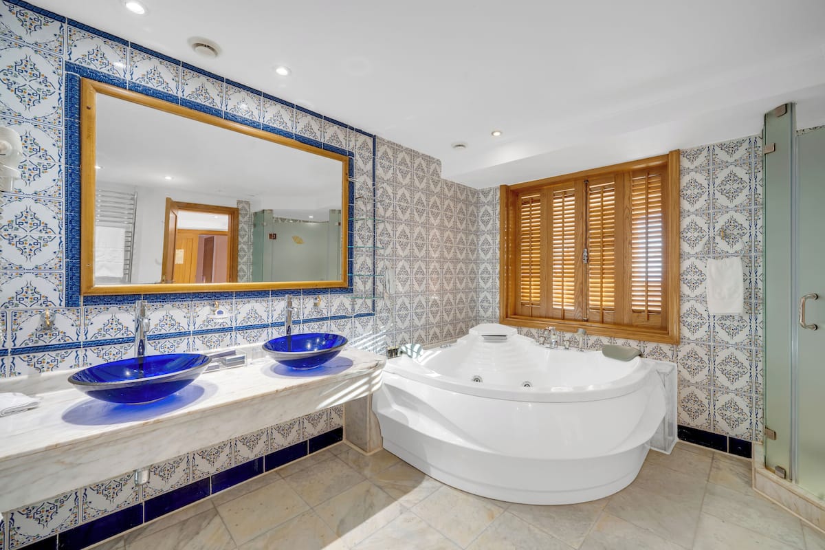 superior room, 3 single beds, sea view (alexandria villa) | bathroom | combined shower/bathtub, deep-soaking bathtub, rainfall showerhead