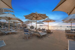 En la playa, camas de playa gratis, sillas reclinables de playa